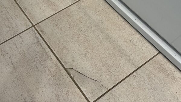 タイルの割れ補修/東京都八王子市/リペア